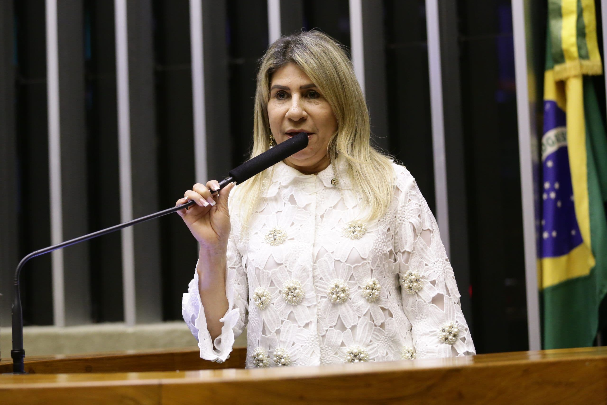 Edna Henrique é multada em R$ 180 mil por contratar prestadores de serviço sem concurso na Prefeitura de Monteiro