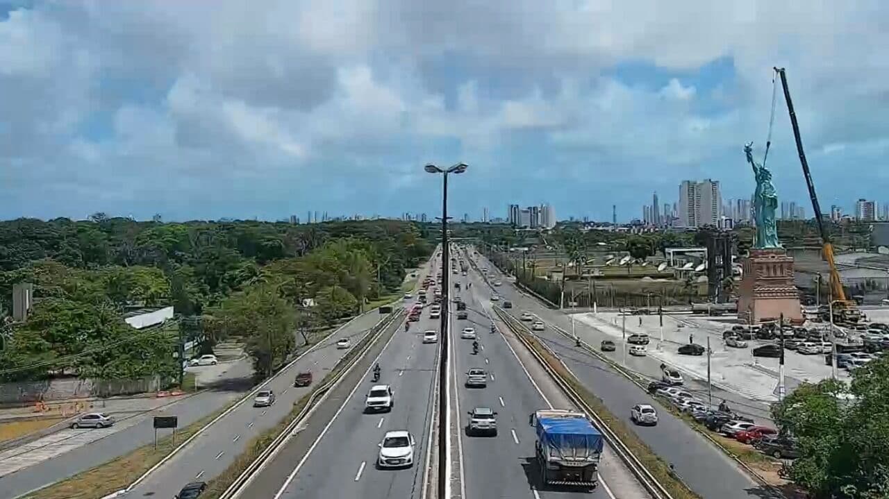 Estátua da Liberdade é erguida e instalada na entrada de loja da Havan em João Pessoa