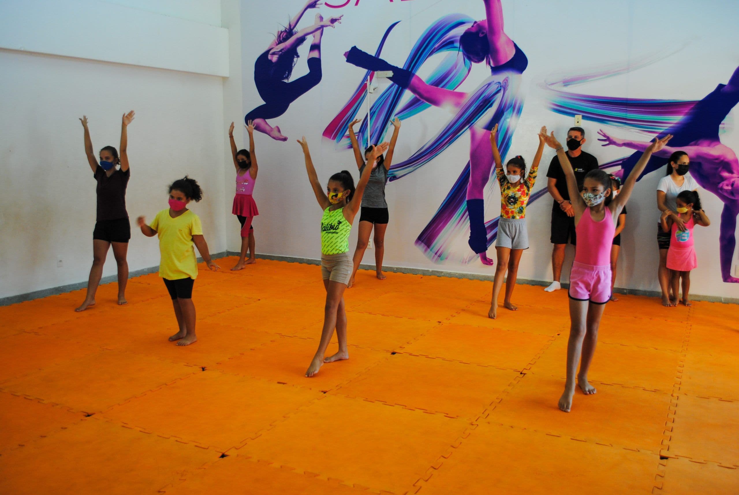 Alunas de ginástica artística do Campeões do Amanhã participam de aula coletiva com os pais em João Pessoa