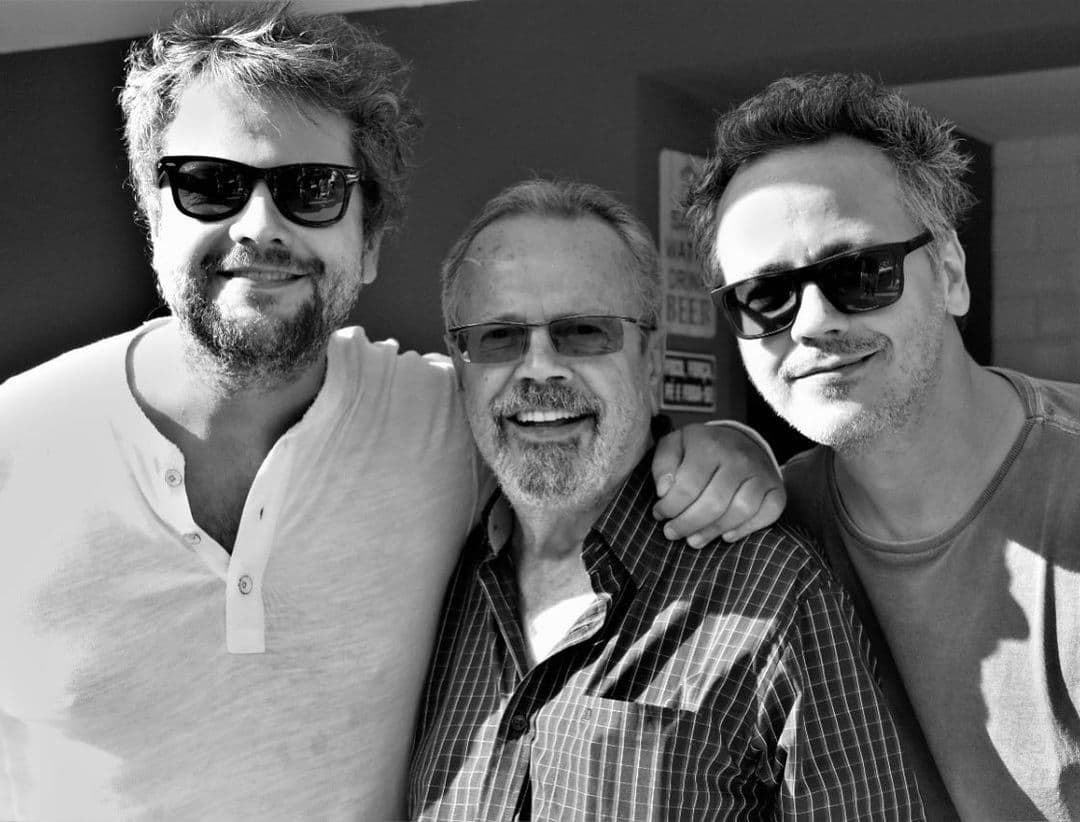 Irmãos Selton e Danton Mello publicam foto rara ao lado do pai