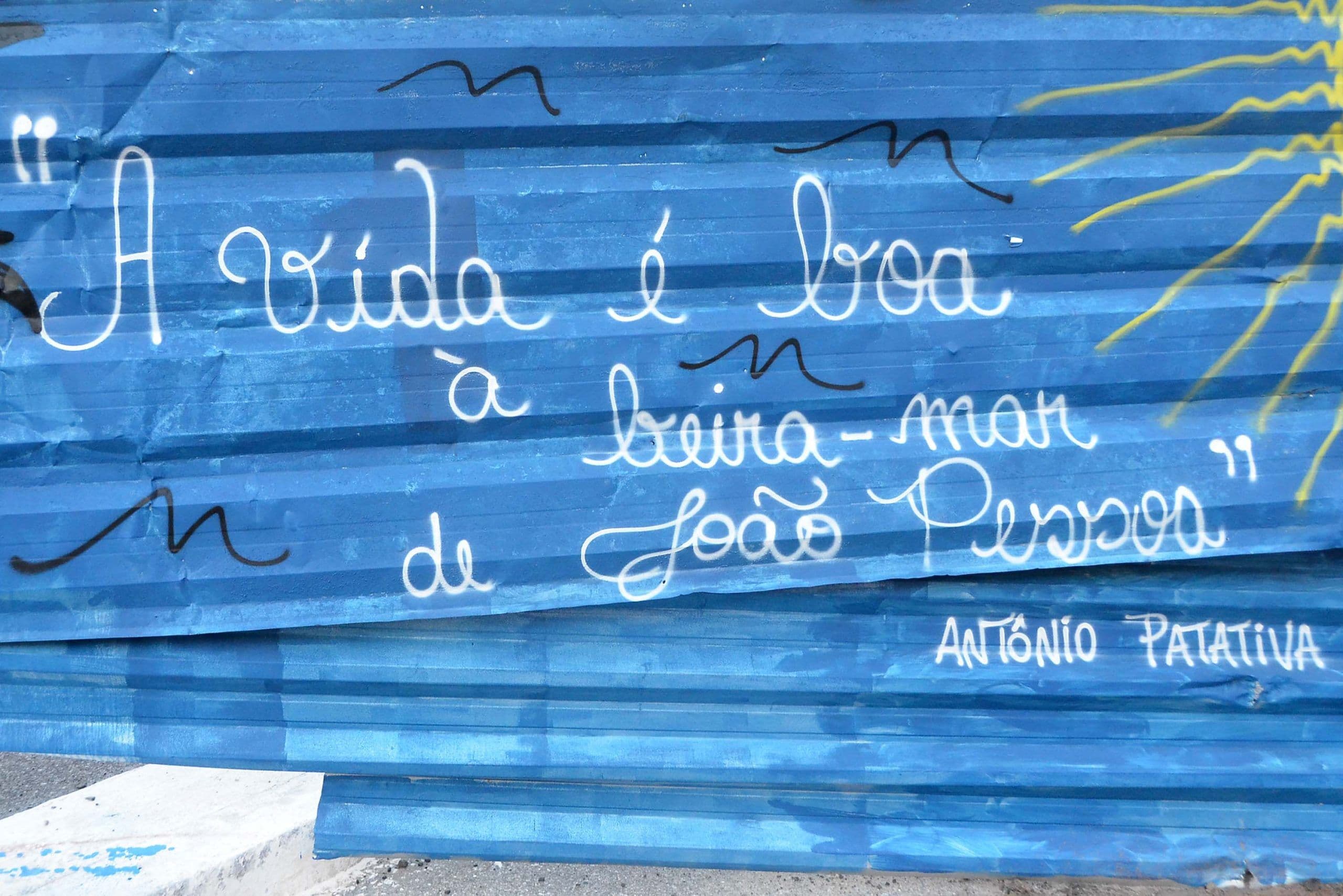 Tapume de obras no Cabo Branco ganha grafite de artistas com pontos turísticos de João Pessoa