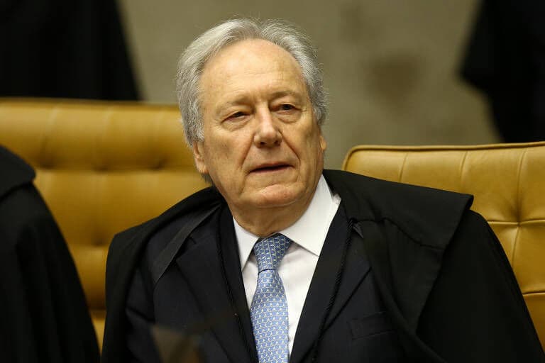 Lewandowski suspende despacho do MEC contra comprovante de vacina em instituições federais