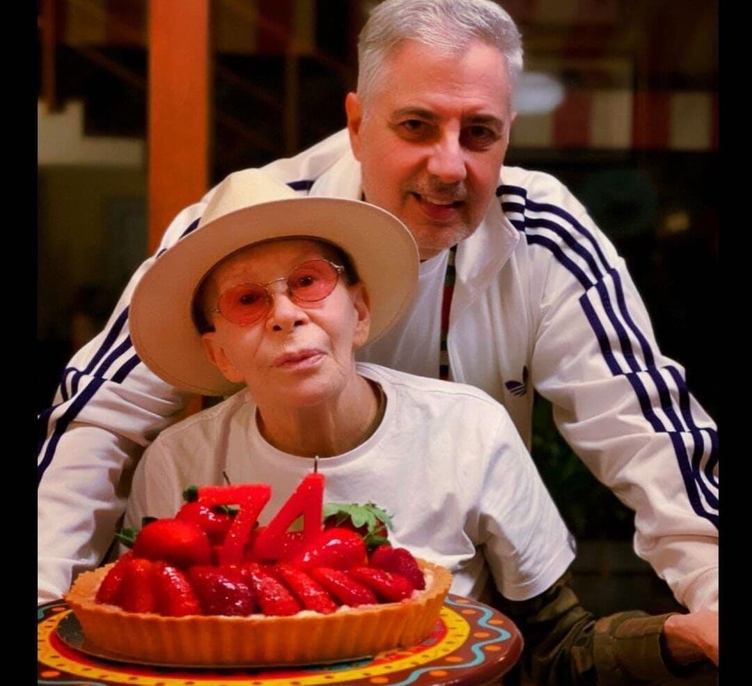 Com câncer, Rita Lee aparece ao lado do marido em foto