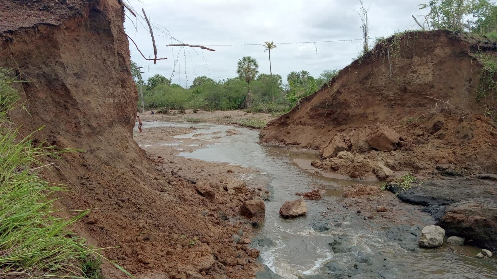 Açude de Cajazeiras, que teve a parede rompida, é propriedade particular; prefeitura visita locais com problemas
