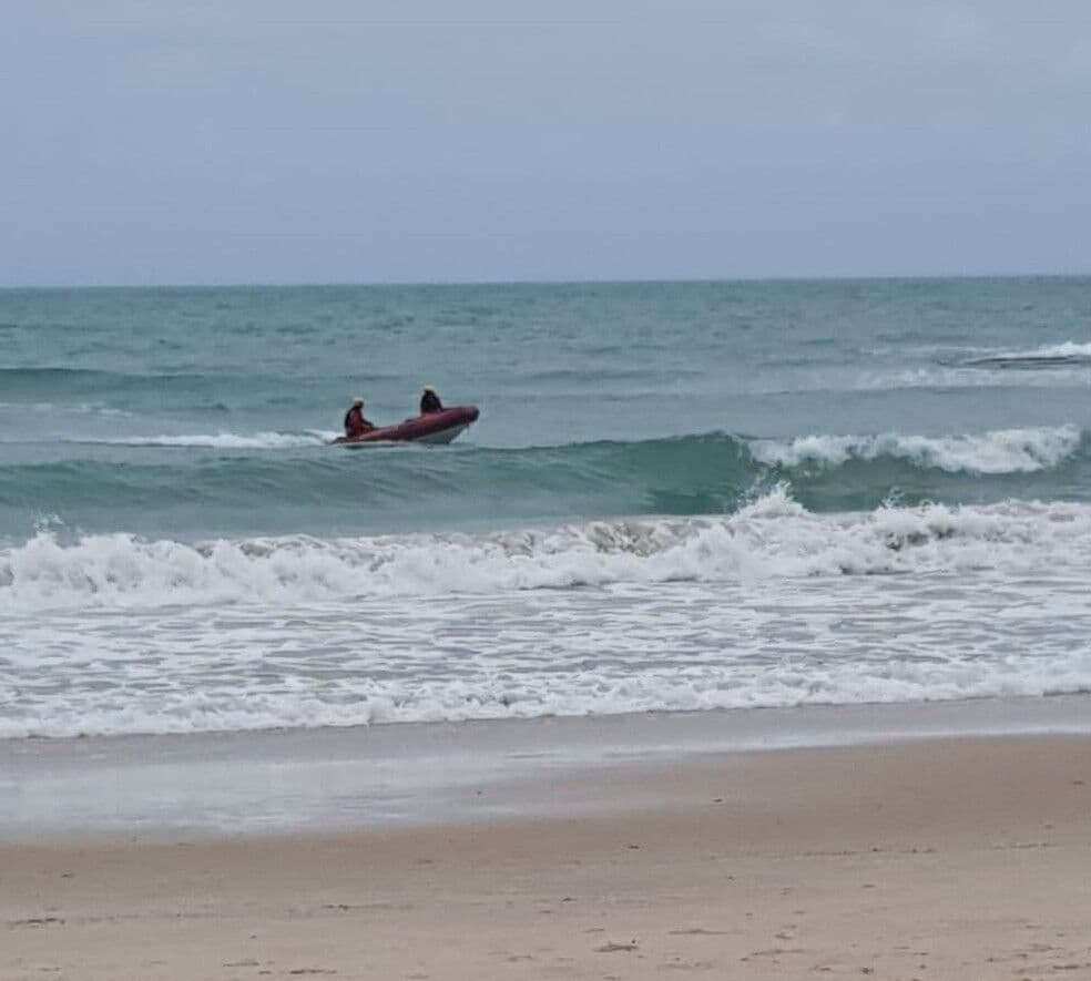 Corpo de Bombeiros busca homem que desapareceu no mar da Praia de Coqueirinho, na Paraíba