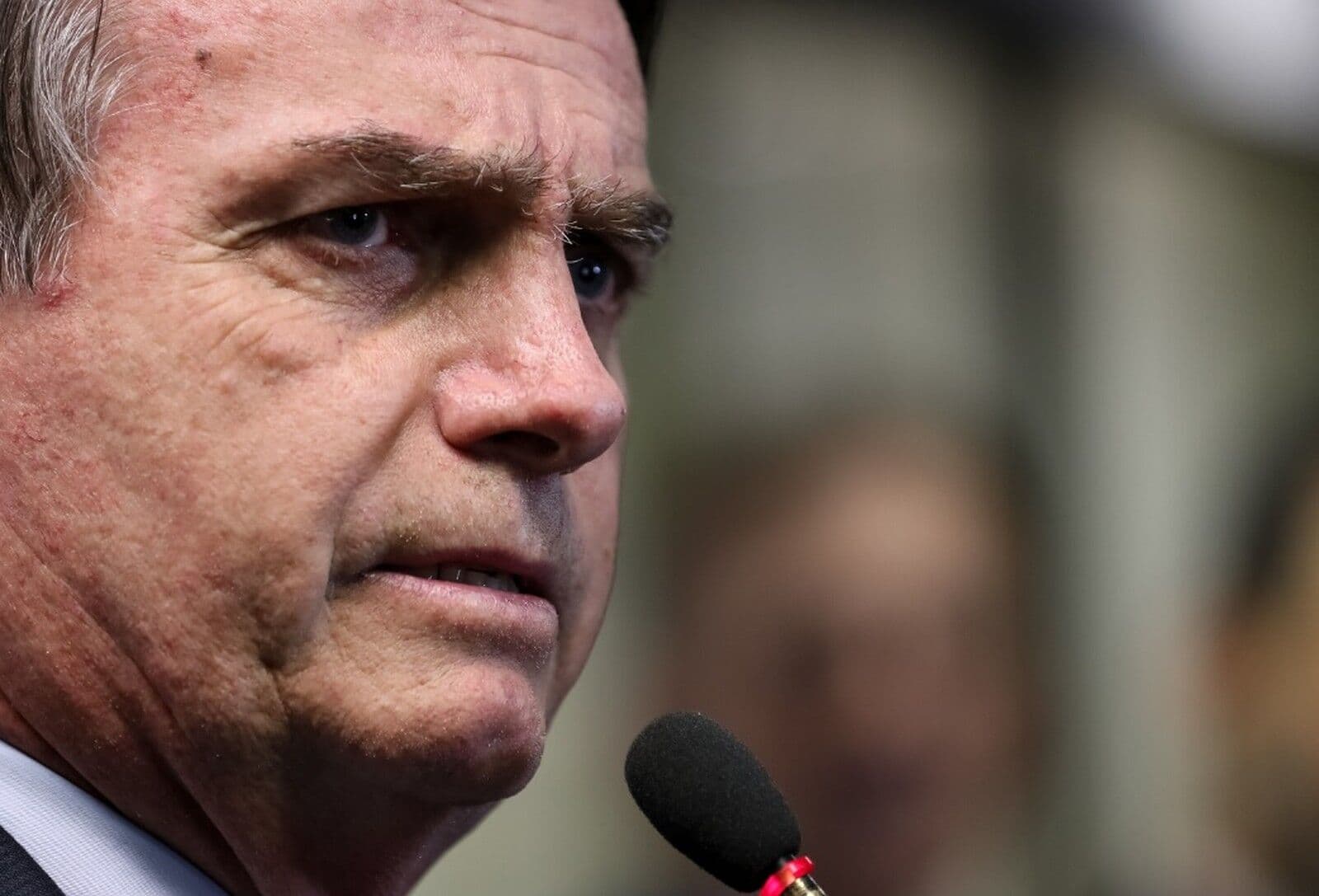 Bolsonaro diz que bloqueios atrapalham economia e pede que caminhoneiros liberem vias