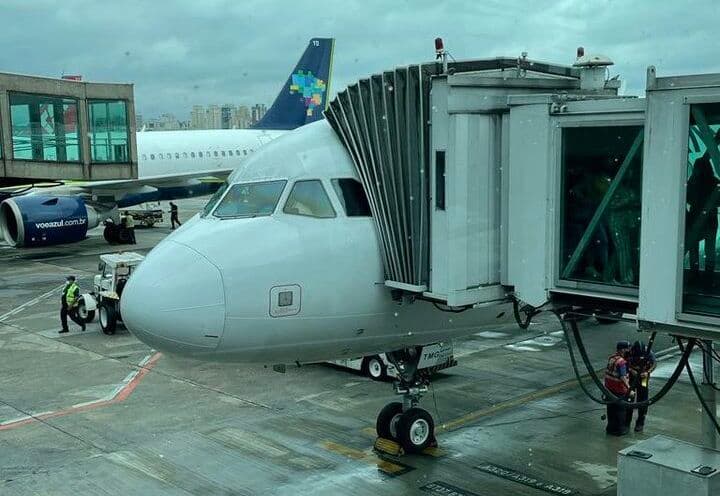 Sérgio Moro embarca em avião com destino à Paraíba e fala em salvar país de "triste polarização entre pelegos e milicianos"