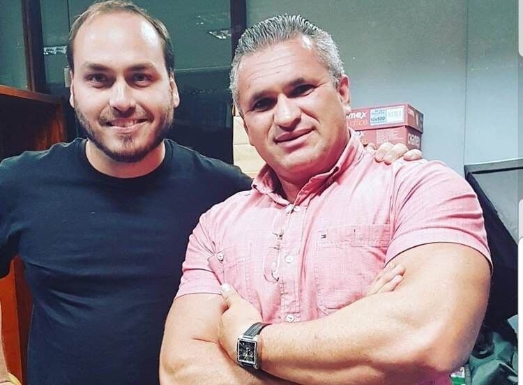 No Twitter, Carlos Bolsonaro solta indireta e diz que Sérgio Moro veio encontrar o "chifrudo" na Paraíba