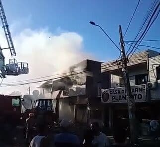 Após pegar fogo e apresentar risco de desabamento, estrutura de supermercado é demolida em João Pessoa