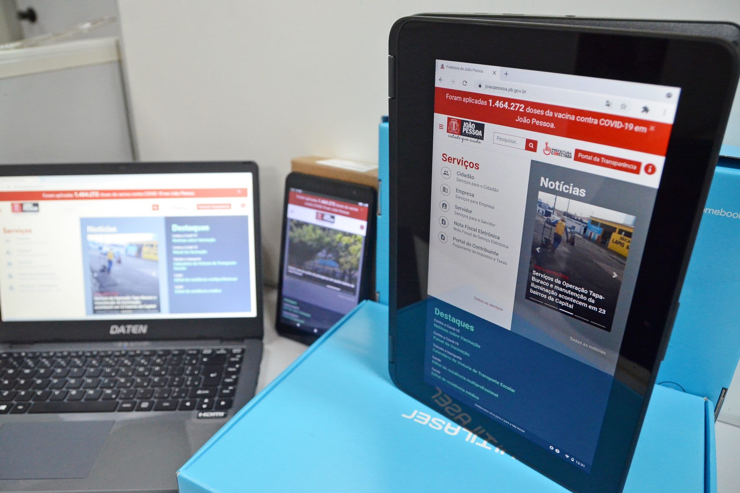 Cícero Lucena acompanha tombamento de notebooks e tablets para a Rede Municipal de Educação