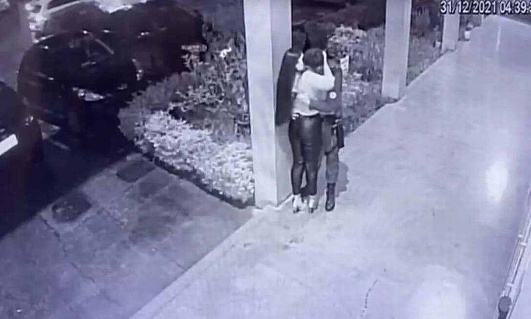 Polícia apura imagens divulgadas de PMs que teriam sido flagrados aos beijos com mulheres em horário de patrulhamento