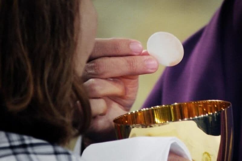 Bispo na Itália proíbe padres sem vacina contra Covid de darem comunhão a fiéis