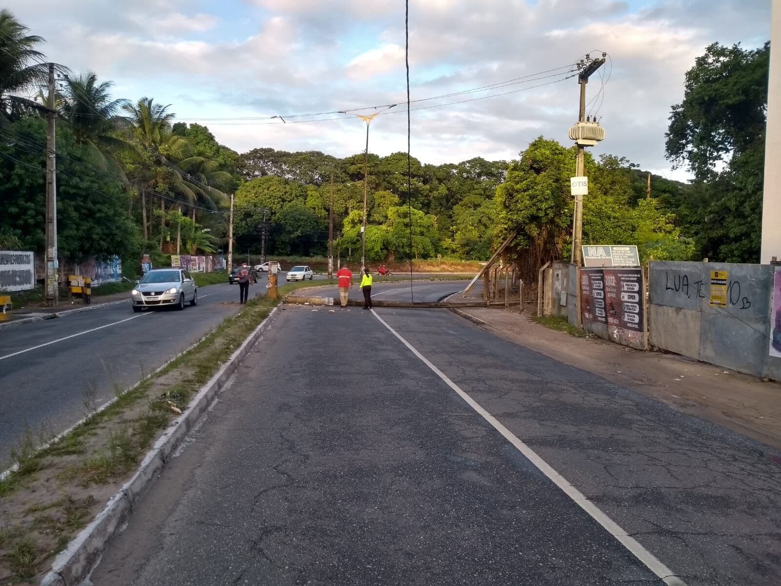 Postes caem e interditam via no bairro dos Bancários, em João Pessoa