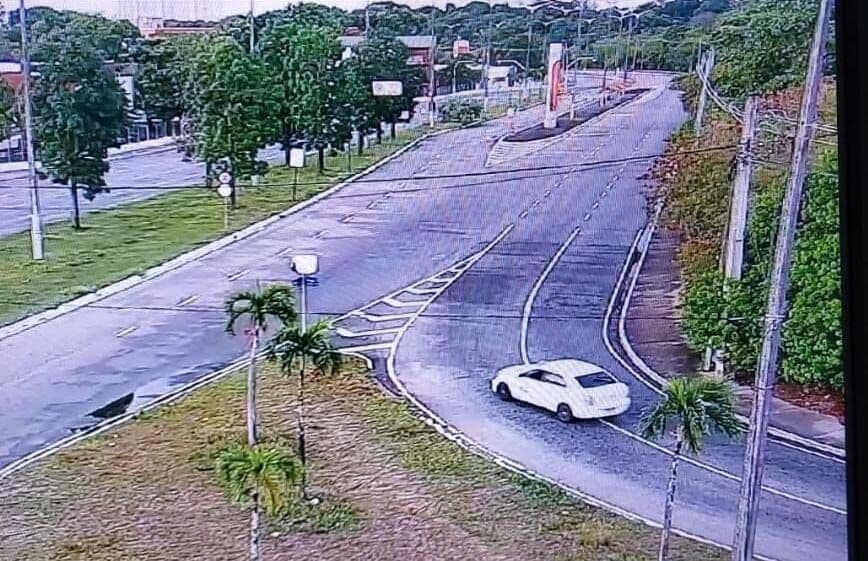 Carro é responsável por derrubada de postes em avenida principal do bairro dos Bancários em João Pessoa; Semob busca identificar placa