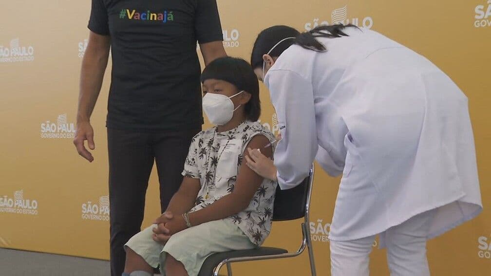 São Paulo vacina contra Covid primeira criança do grupo prioritário no país