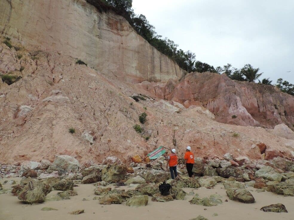 Prefeitura emite alerta sobre possibilidade de desmoronamento de falésias em destino turístico na Bahia