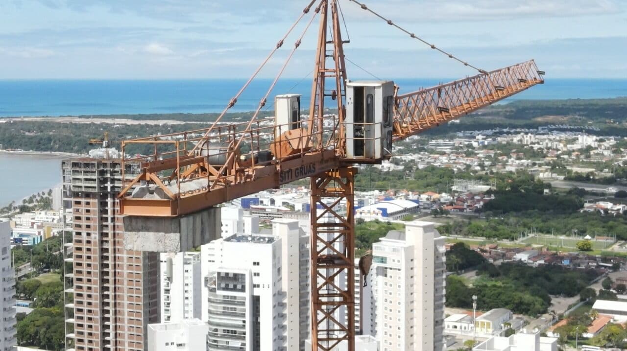 Prefeitura de João Pessoa ingressa no processo do prédio Liége e solicita urgência na retirada de guindaste por possível desastre