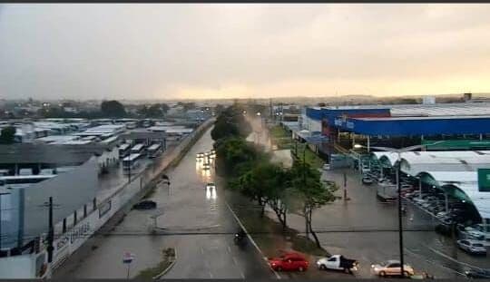 Fortes chuvas alagam ruas e deixam bairros sem energia em João Pessoa
