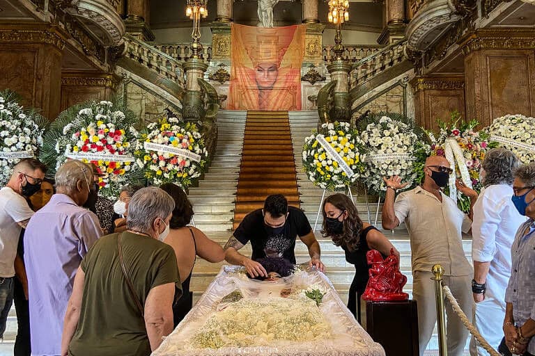 Velório de Elza Soares se encerra no Rio ao som de 'A Mulher do Fim do Mundo'