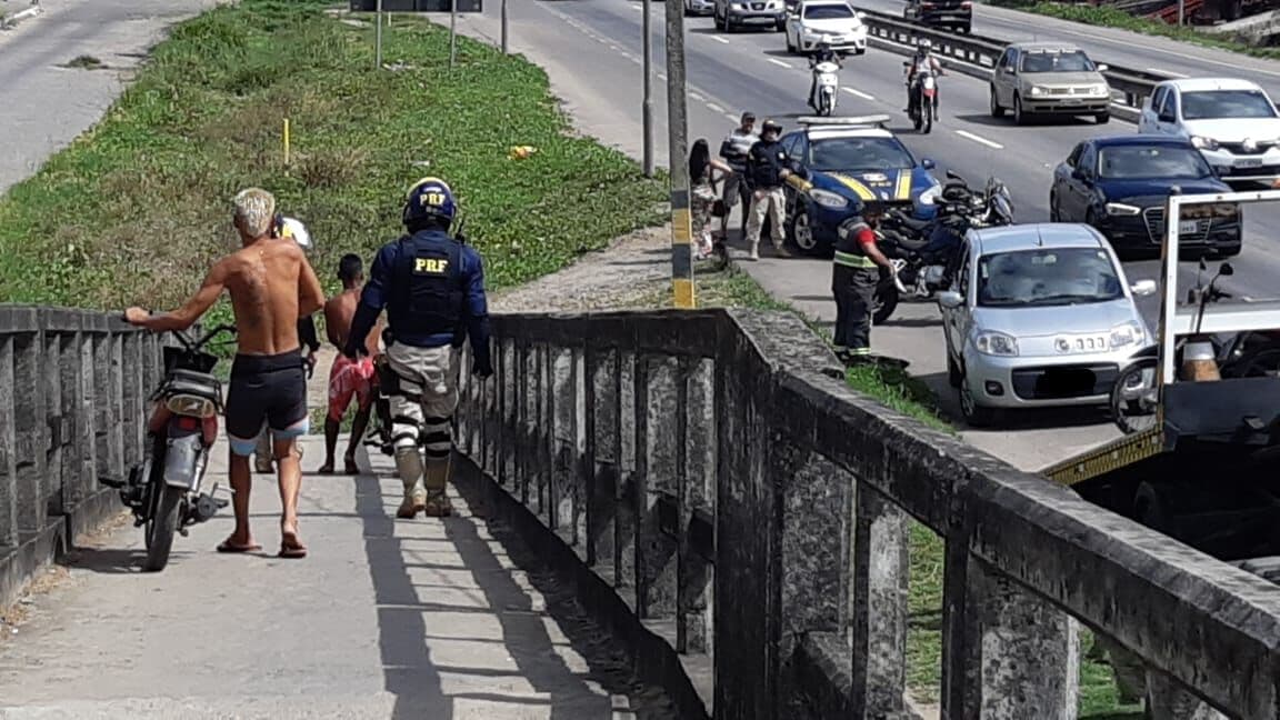 PRF autua 139 motociclistas por transitar de forma irregular em passarelas de pedestres na Paraíba em 2021