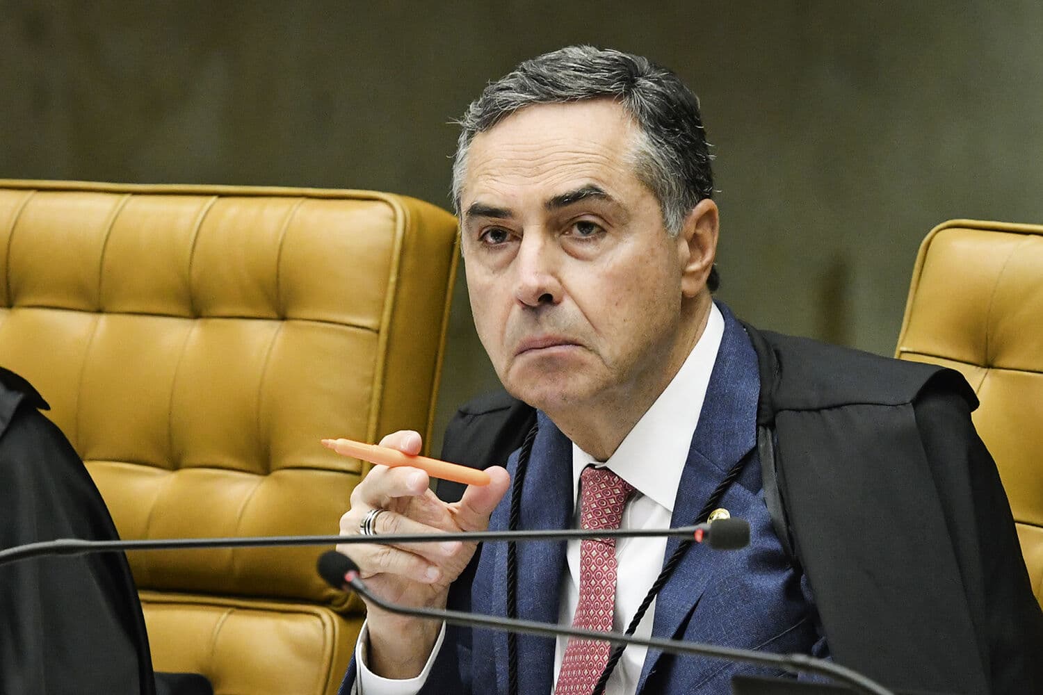 Barroso diz que Forças Armadas fizeram “papelão” no TSE e foram “arremessados na política”