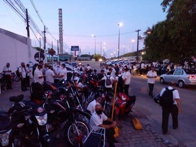 Motoristas de ônibus paralisam atividades em João Pessoa contra retirada de vale alimentação e pedem reajuste salarial