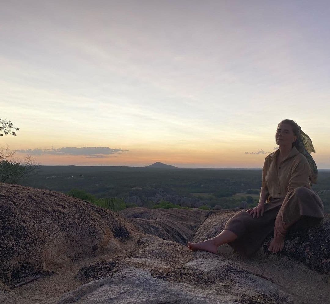 De férias pela Paraíba, atriz Maitê Proença visita Pedra de Ingá e Lajedo do Pai Mateus: "Pertinho de Deus"