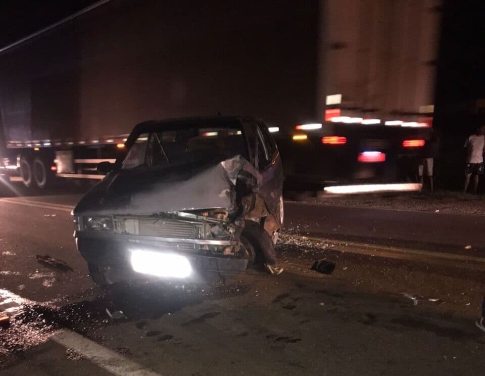 Acidente envolvendo carreta e carro deixa feridos em rodovia da Paraíba