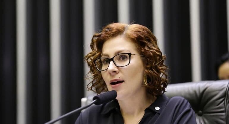 PGR pede ao STF prisão da deputada Carla Zambelli, após fuga do Brasil para fazer 'tratamento de saúde'