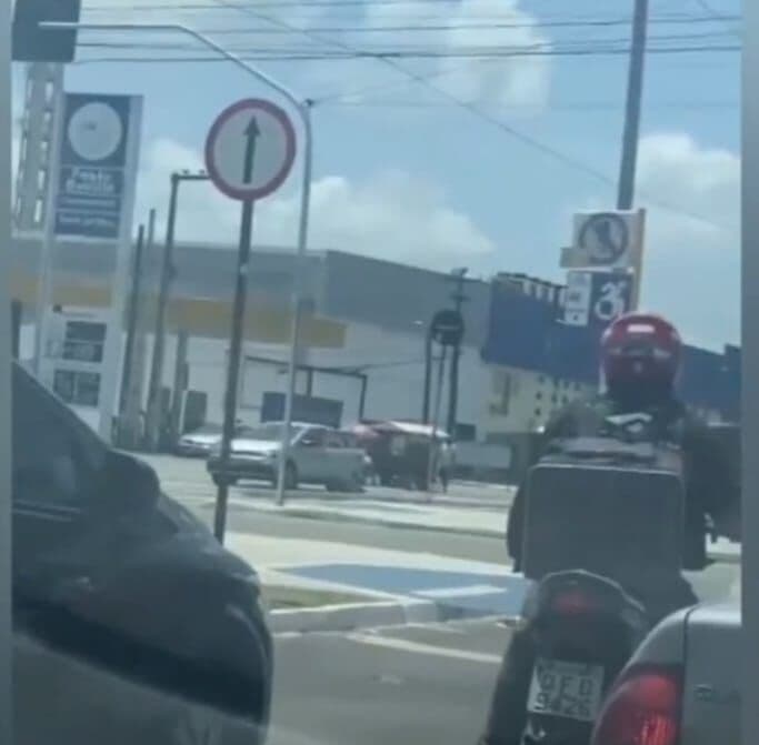 Policial Militar é arrastado para fora de carro durante assalto na principal do José Américo, em João Pessoa