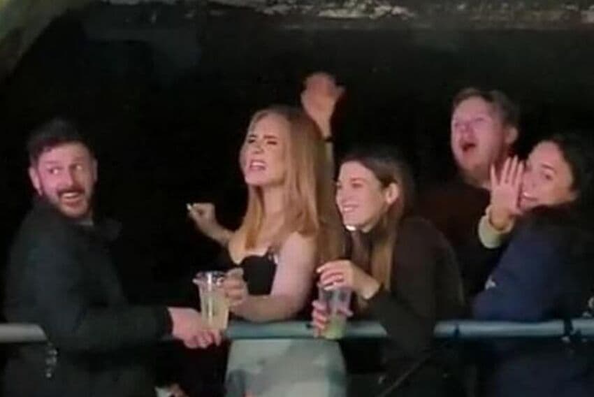 Adele se arrisca em pole dance durante apresentação de striptease