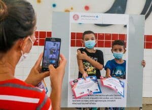 Pais celebram vacinação dos filhos contra a Covid-19 para o retorno às aulas com segurança em João Pessoa