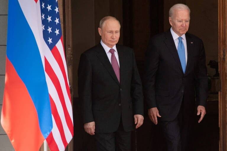 Biden diz a Putin que atacar a Ucrânia terá 'custos severos'