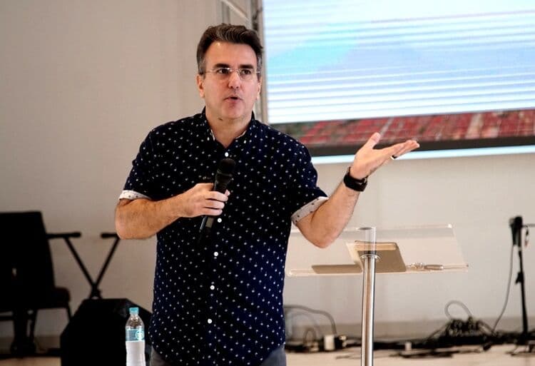 Animado com posição em enquete do ClickPB, pastor Sérgio Queiroz decide candidatura ao Senado na próxima semana e analisa convites de partidos