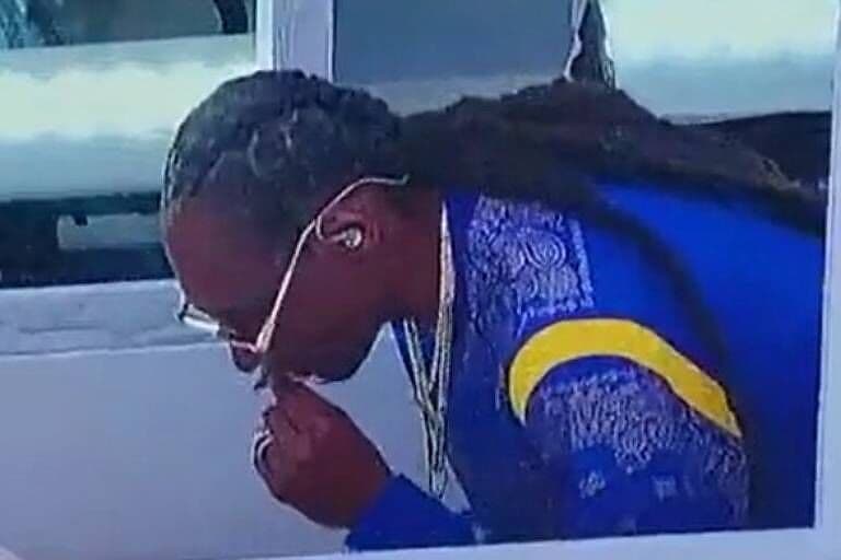 Snoop Dogg é flagrado fumando maconha minutos antes de show no Super Bowl