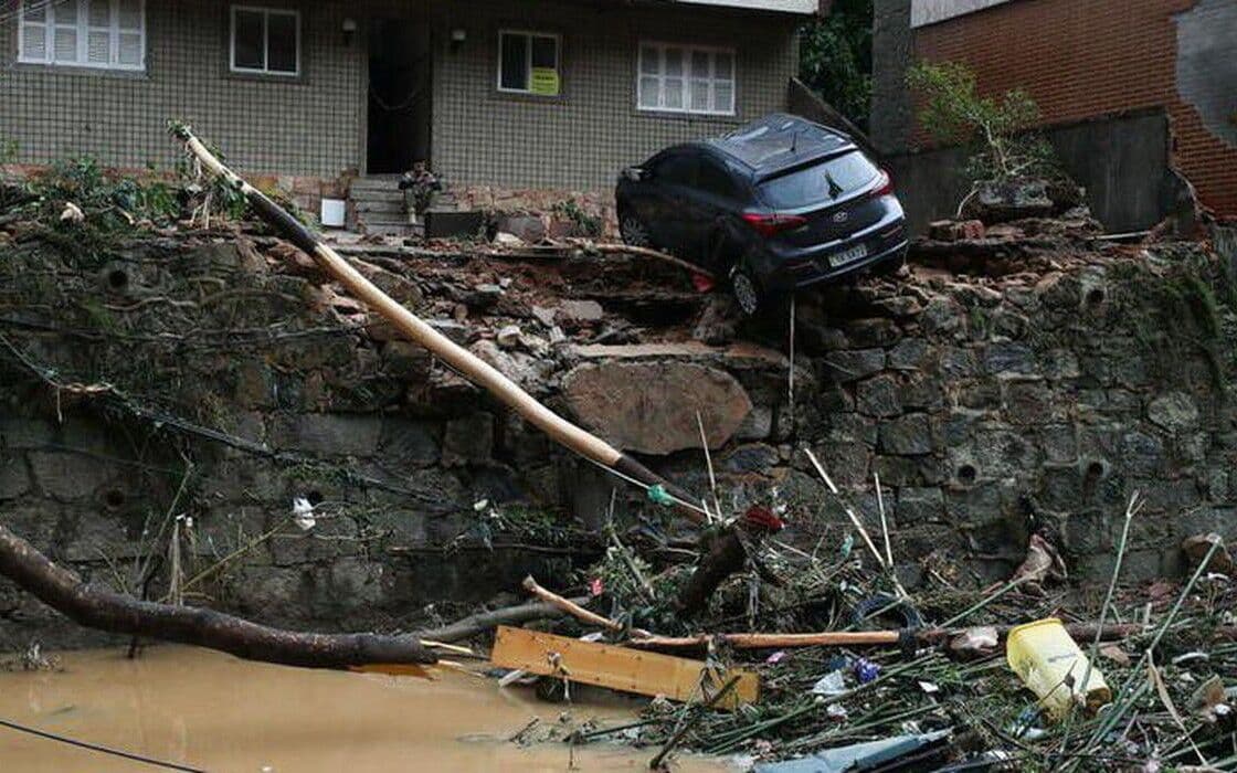 Petrópolis deveria ter sido evacuada após alerta há 2 dias, diz especialista