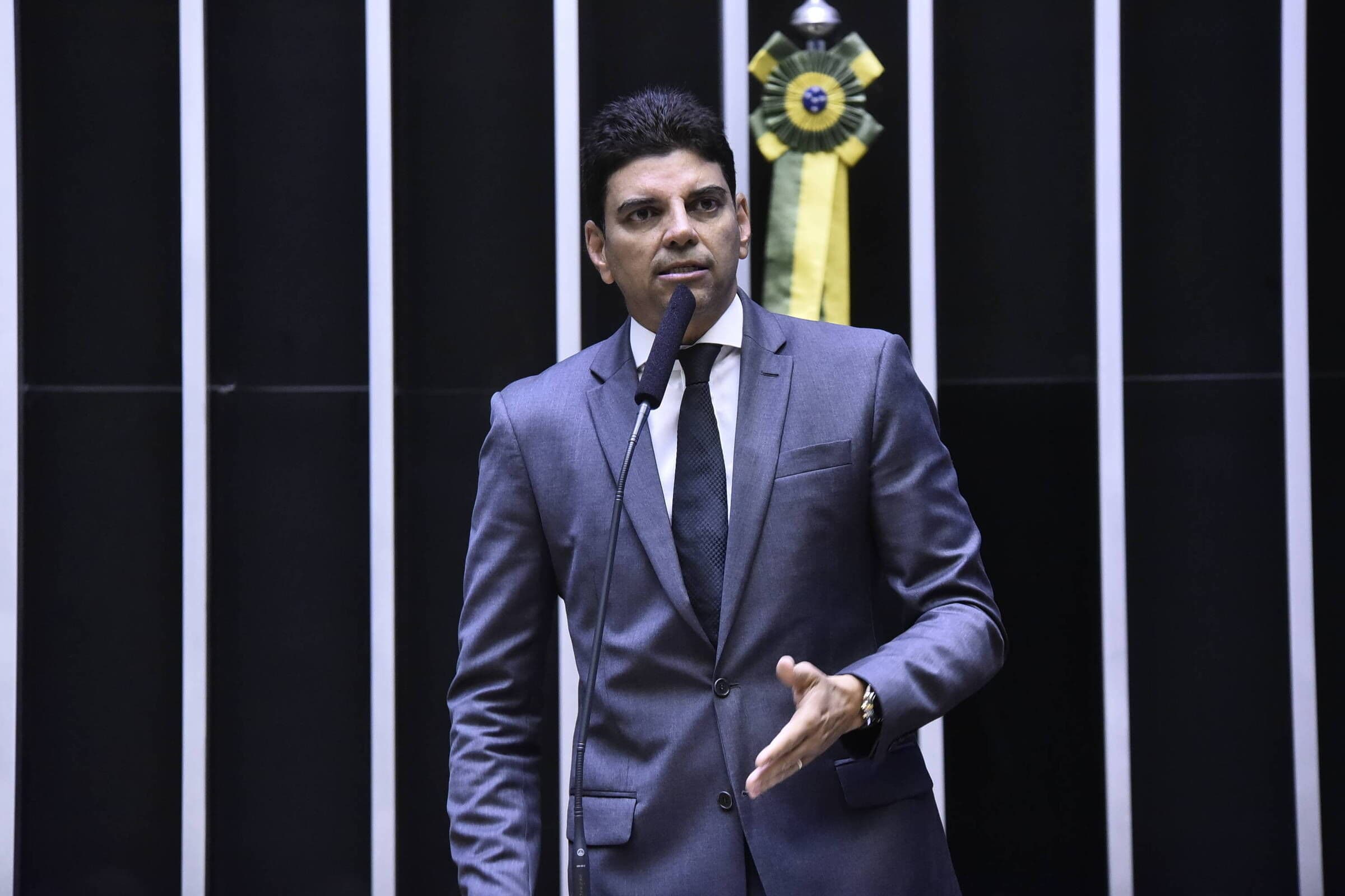 Novo presidente do PP atua como equilibrista e se divide entre PT e Bolsonaro