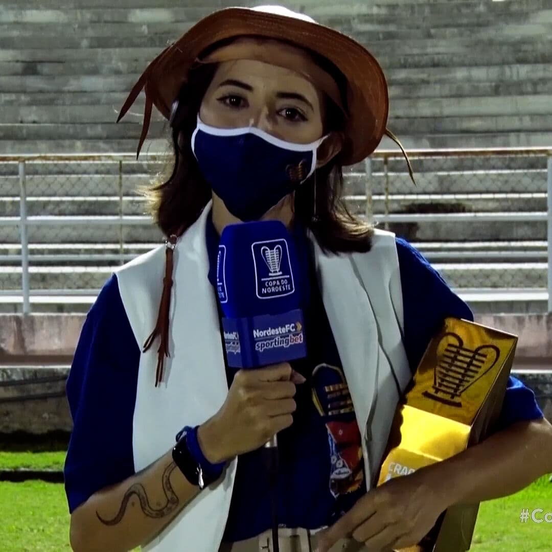 Goleiro do Campinense dá troféu de craque do jogo em homenagem a torcedor que venceu batalha contra covid-19 em Campina Grande