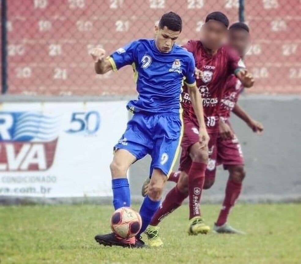 Jogador de futebol morre de infarto após ouvir áudio que falava mal da mãe