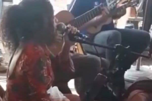Cantora denuncia racismo durante roda de samba em bar de Belo Horizonte