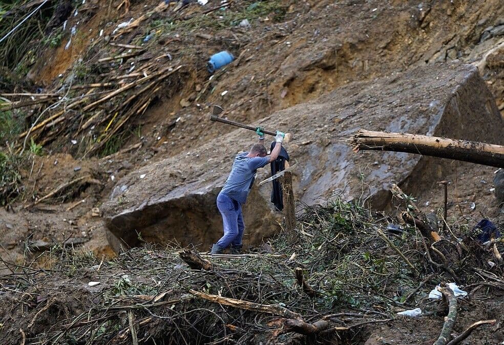 Número de mortes em Petrópolis chega a 152 e supera desastres de 1988 e 2011