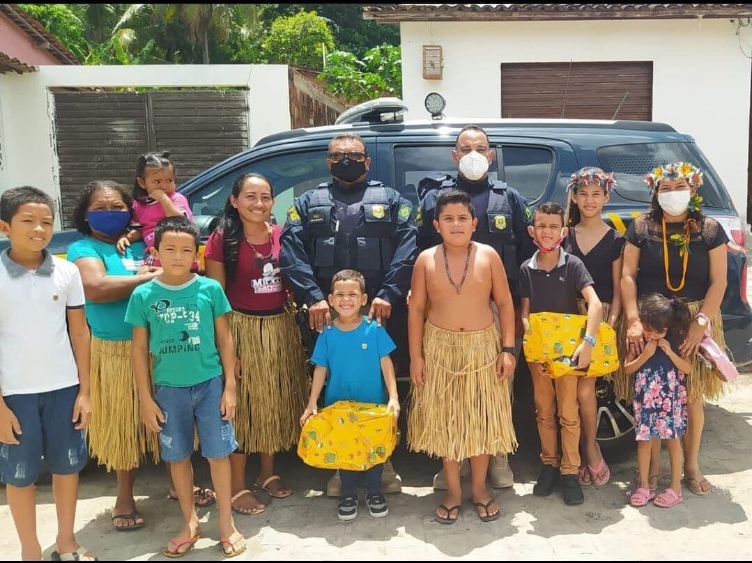 Agentes da Polícia Rodoviária Federal na Paraíba entregam brinquedos a crianças indígenas da Baía da Traição