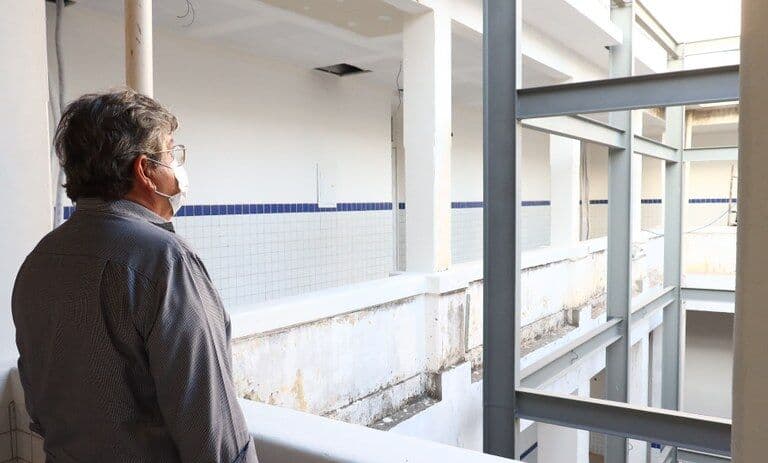João Azevêdo inspeciona obras de reforma da biblioteca estadual e da Escola Técnica de Artes a serem entregues em março
