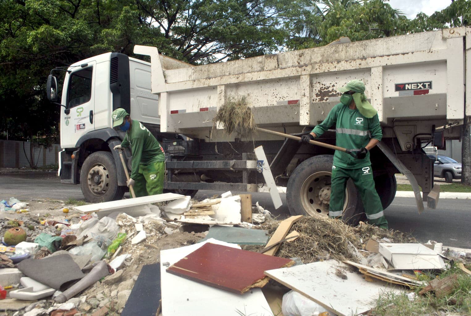 Emlur recolhe resíduos de poda de árvores em oito bairros nesta terça-feira