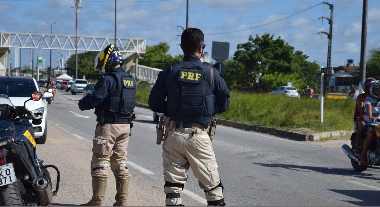 Caminhão tomba e motorista fica preso às ferragens na Serra de Santa Luzia, na Paraíba