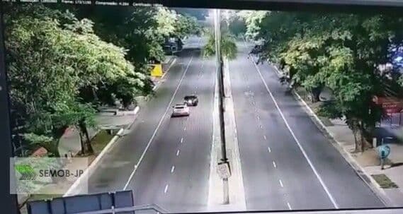 Carros envolvidos em acidente na Avenida Epitácio, em João Pessoa, transitavam em alta velocidade e na contramão