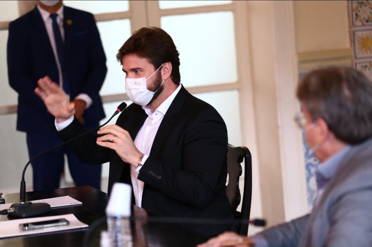 Bruno Cunha Lima recebe frota de ônibus iluminada, que garantirá o transporte gratuito da população aos polos do projeto em Campina Grande