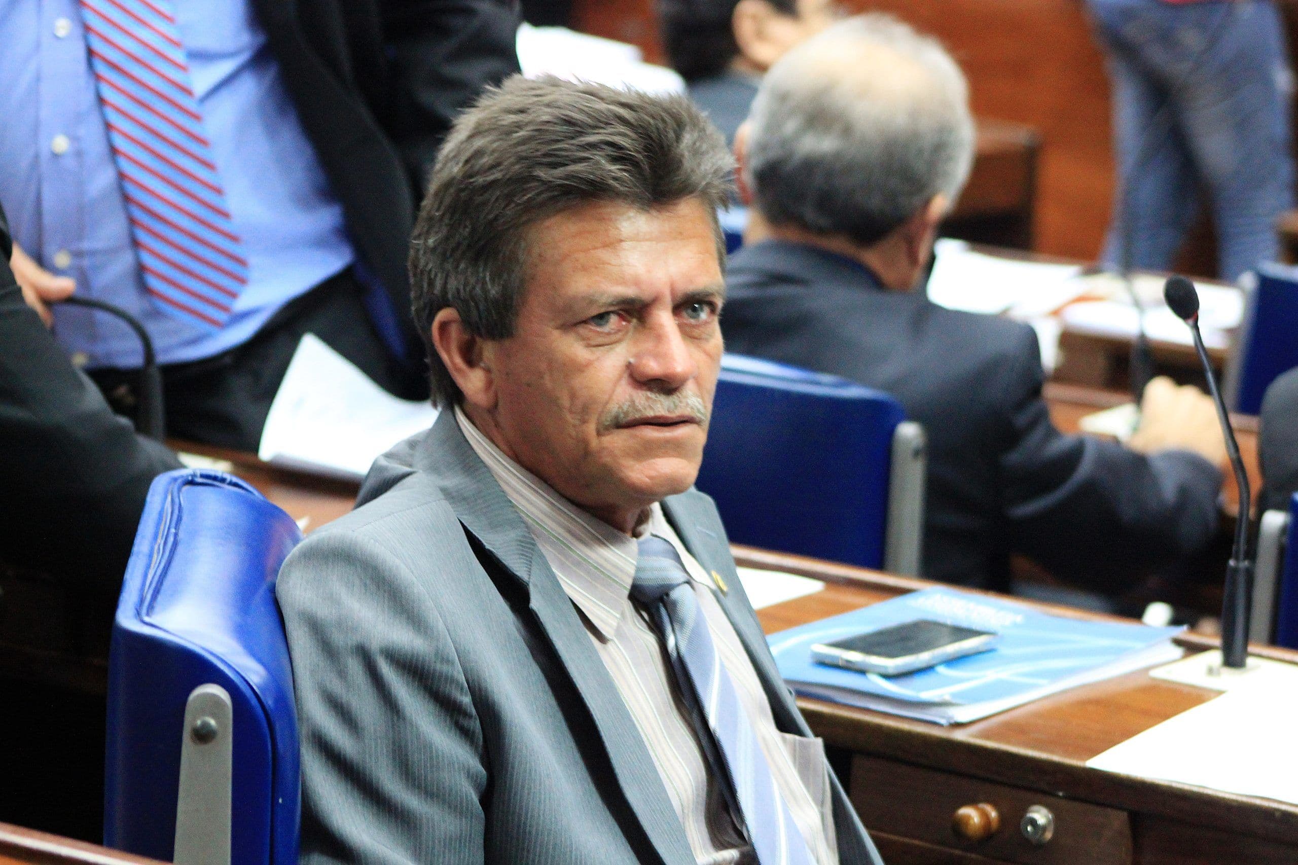 Bandidos roubam três carros após invadir casa do ex-deputado Zé Paulo e fazer família refém