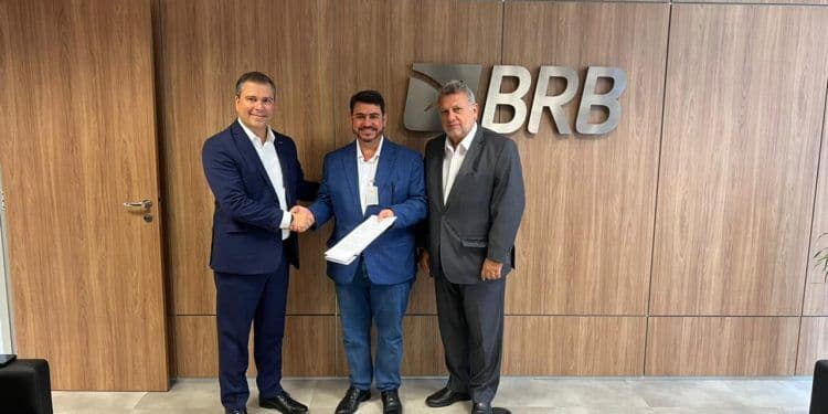 Em Brasília, Dinho discute com direção do BRB empréstimo para construção de nova sede da Câmara