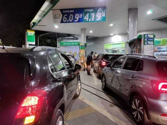 Alta no preço dos combustíveis revolta a população em vários Estados nesta sexta-feira